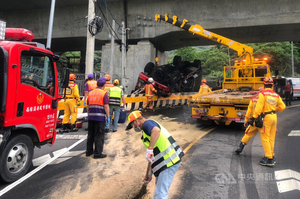 一輛貨車11日上午行經桃園市蘆竹區仁愛路3段高鐵橋下,突然失控衝上分隔島,翻覆在分隔島上,2人受困車內,消防局緊急派出人車前往搶救。(桃園市政府消防局提供)中央社記者吳睿騏桃園傳真 109年8月11日