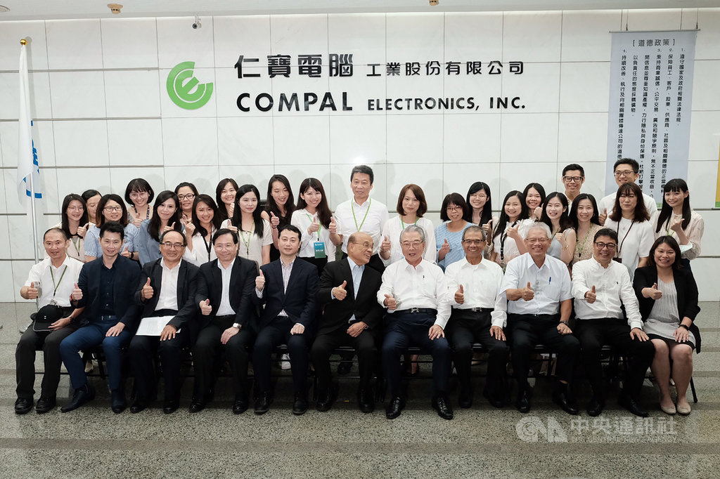 行政院長蘇貞昌(前中)11日到桃園參訪仁寶電腦平鎮廠,肯定仁寶電腦等科技大廠對台灣經濟貢獻很大,也讓世界看到台灣實力,創造很多就業機會,政府非常感謝。中央社記者吳睿騏桃園攝 109年8月11日