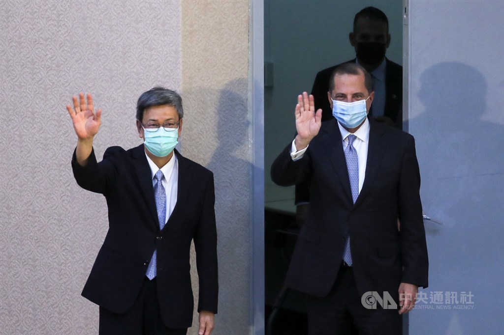 美國衛生部長艾薩(Alex Azar)(前右)率團訪台,11日下午赴台大公衛學院發表公開演講,前副總統陳建仁(左)出席與會,兩人入場時揮手致意。中央社記者裴禛攝 109年8月11日