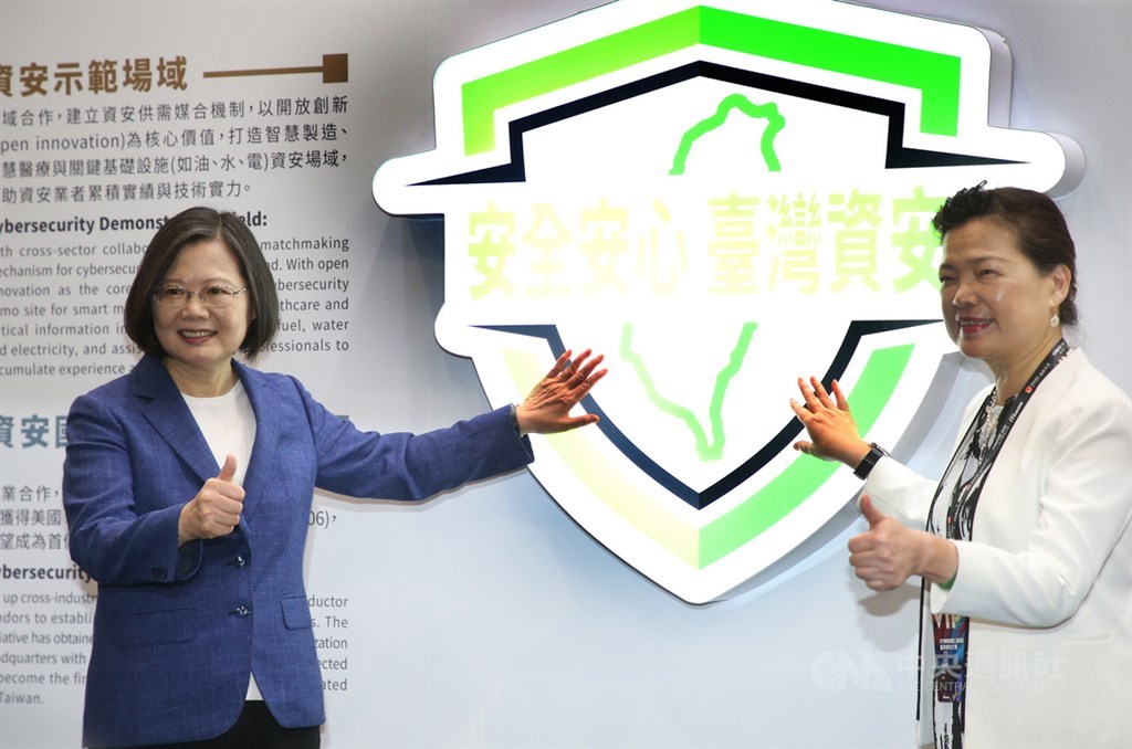 總統蔡英文(左)11日在經濟部長王美花(右)陪同下,在南港展覽館2館出席台灣資安大會開幕典禮,希望全國民眾共同提升資安防護意識,打造自製、互信、靈活、合作的全國數位防護網及世界級的資安產業。中央社記者鄭傑文攝 109年8月11日