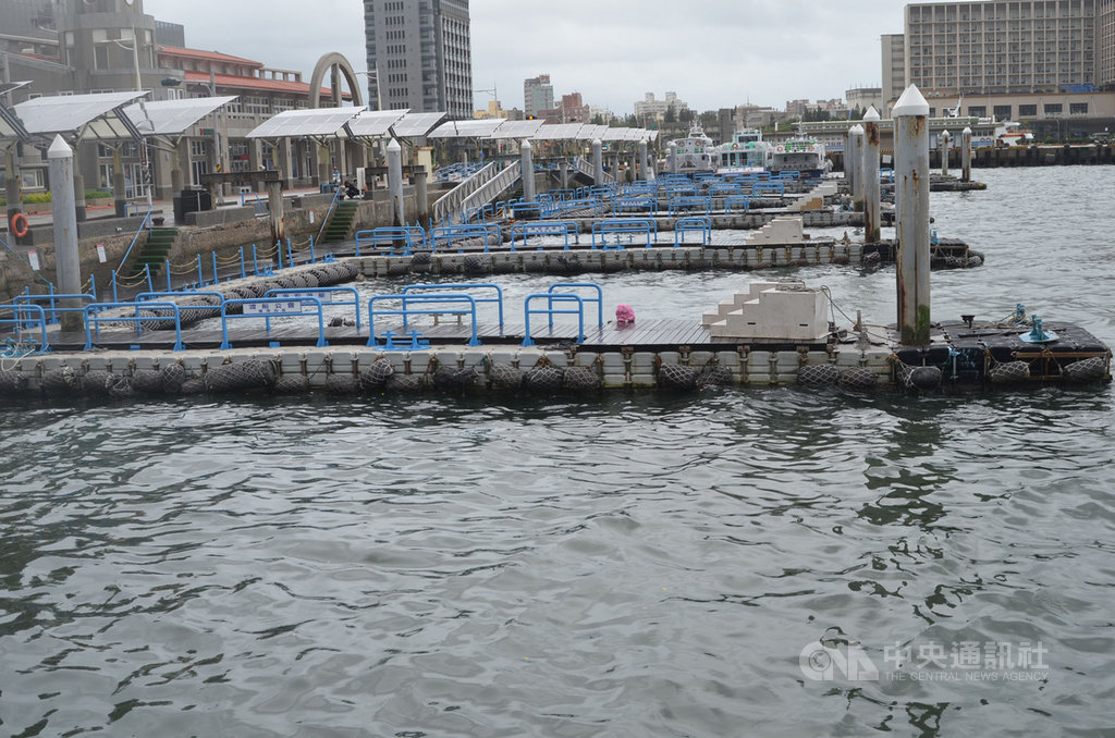 米克拉颱風過境澎湖,11日清晨4至6時風雨最大,上午的對外海空交通與島內的離島交通都宣布停駛,遊艇碼頭空蕩蕩,港區顯得冷清。中央社 109年8月11日