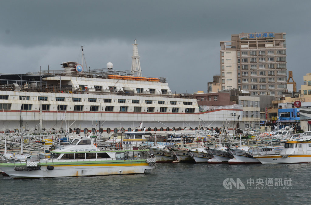 米克拉颱風過境澎湖,11日清晨4至6時風雨最大,上午的對外海空交通與島內的離島交通都宣布停駛,各種漁船與遊艇等船隻,也都駛往避風處,加強纜繩避風。中央社 109年8月11日