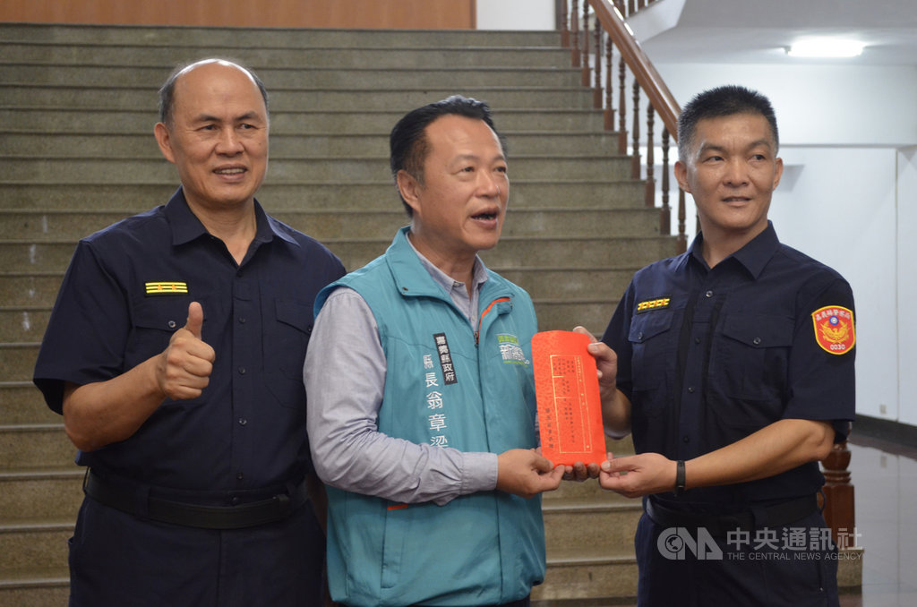 台中榮民總醫院灣橋分院照護中心遭搶近百萬,嘉義警方7小時破案,縣長翁章梁(中)11日到嘉義縣警察局頒發獎金表揚警方優秀表現,由嘉義縣警察局長廖宗山(左)及竹崎分局長葉文啟(右)代表接受。中央社記者蔡智明攝 109年8月11日