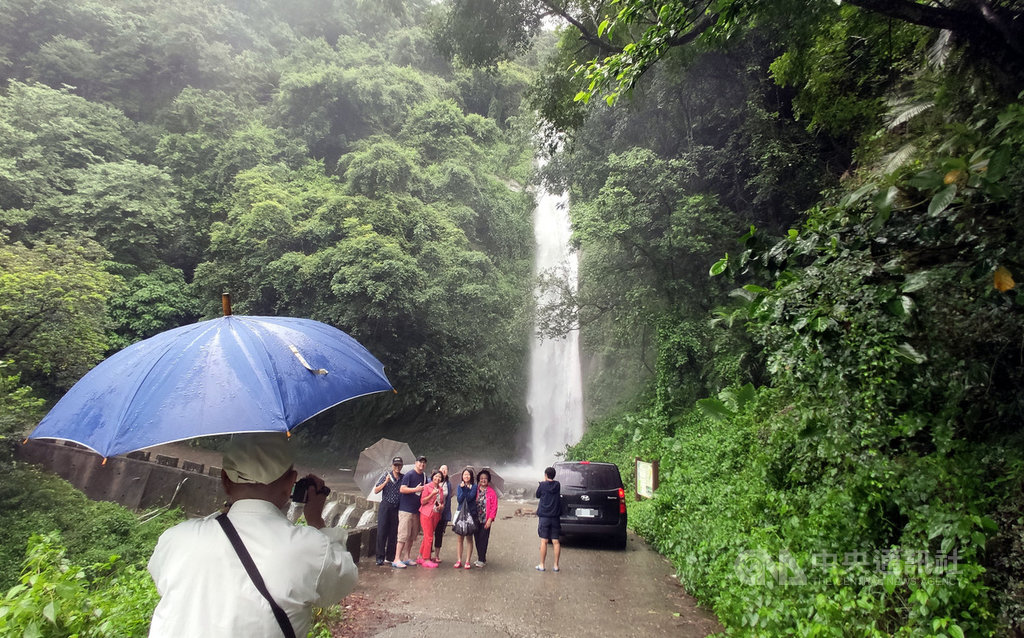 颱風米克拉暴風圈從台灣擦邊而過,台東連2日下雨,原本枯水的知本林道瀑布11日水量豐沛,不少遊客前往拍照留念。中央社記者盧太城台東攝 109年8月11日