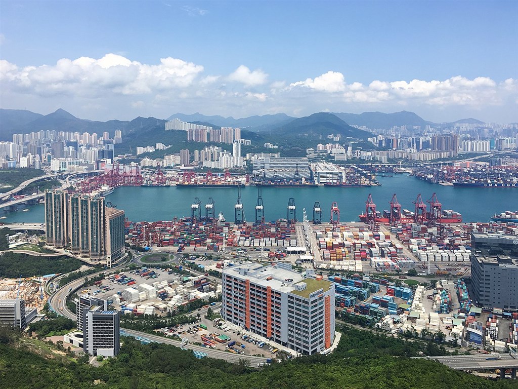 繼美國7月撤銷香港特殊地位後,香港媒體報導,美方將公告出口至美國的香港製貨品9月25日起將標示為「中國製」。分析師說,長遠來看將傷害香港經濟。圖為香港葵青貨櫃碼頭。(圖取自維基共享資源;作者ystsoi,CC BY 2.0)