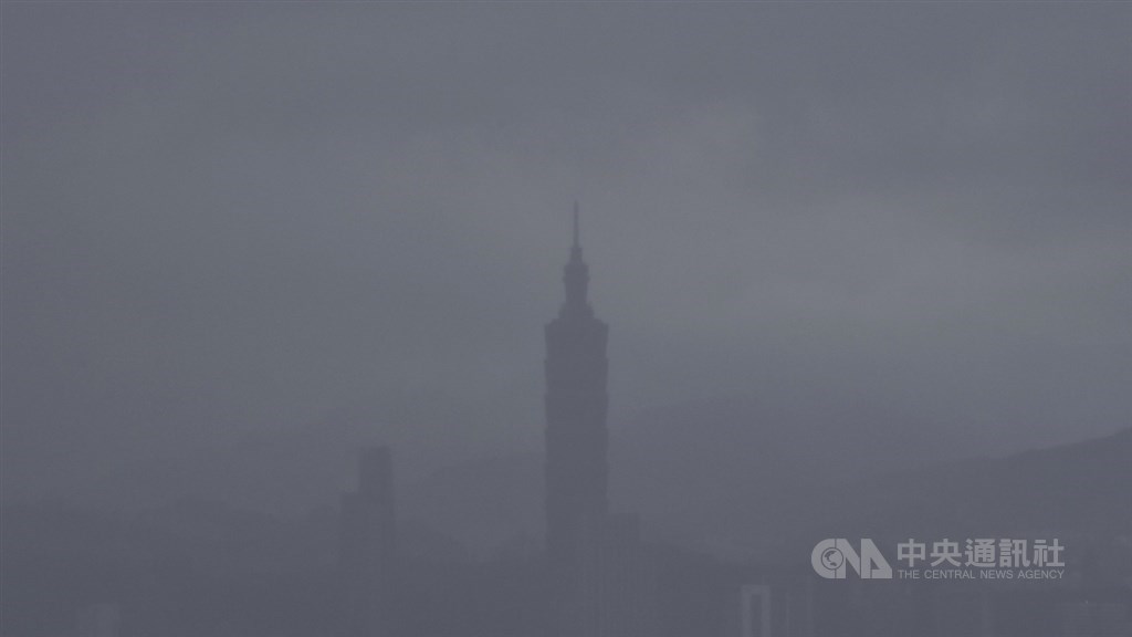 受颱風米克拉外圍雲系影響,加上11日午後熱對流旺盛,中央氣象局下午發布雙北及桃園地區大雷雨訊息。從山區高處俯瞰台北盆地,台北指標建築101大樓被籠罩在一片灰濛中。中央社記者王飛華攝 109年8月11日