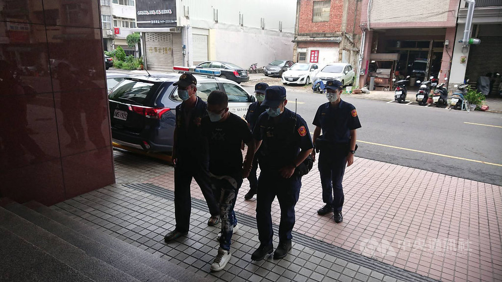 南投市一家KTV發生聚眾鬥毆案,南投縣警察局南投分局11日表示,經調閱周邊監視器,鎖定3名動手打人犯嫌逮捕,在場助勢者也將全數通知到案說明。(警方提供)中央社記者蕭博陽南投傳真 109年8月11日