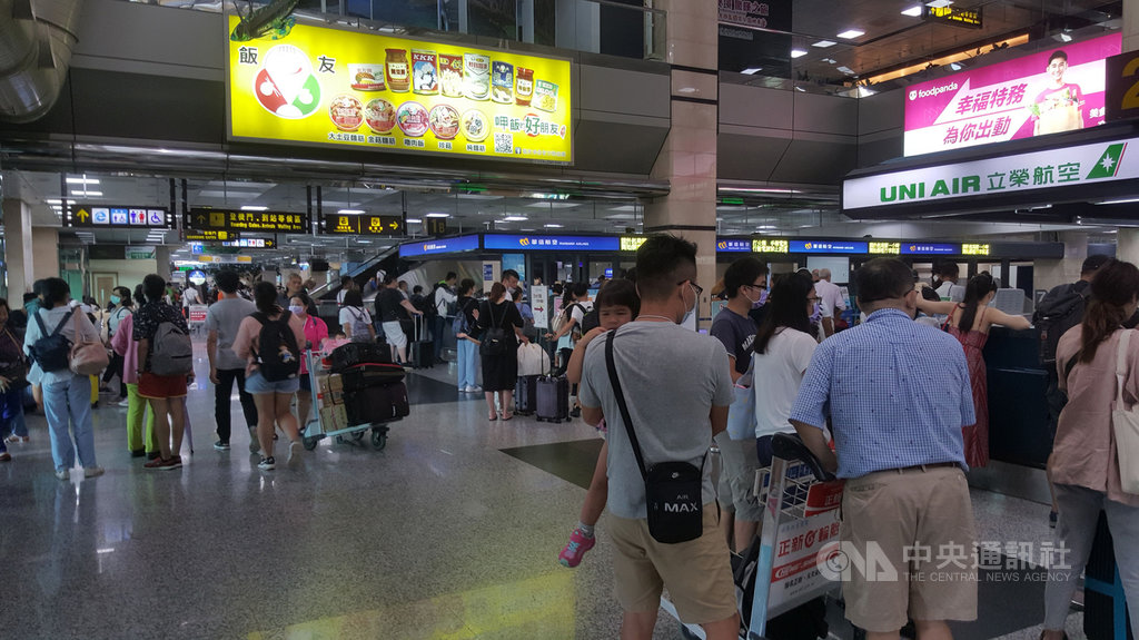 颱風米克拉遠離,澎湖對外交通陸續恢復,但受間歇雨勢大小不斷,機場各航班都有延誤,截至中午止共起降15架次,機場再現人潮。中央社 109年8月11日