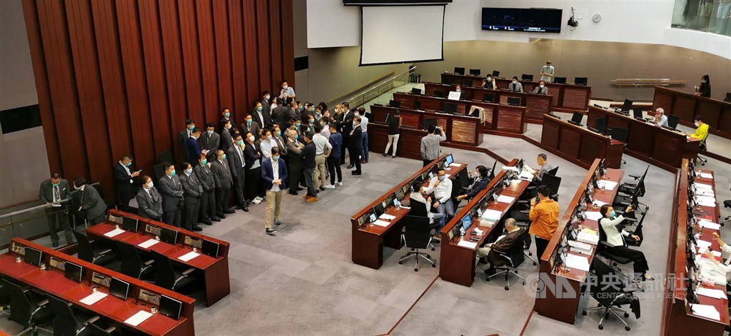 據港媒報導,中國全國人大常委會11日決議,香港立法會全體議員延任一年。圖為8日香港泛民主派和建制派議員8日在立法會爆發衝突。(中央社檔案照片)