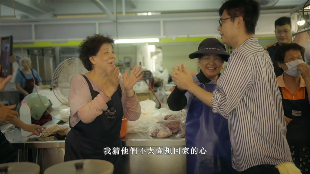 民進黨高雄市長補選候選人陳其邁「讓我為家鄉服務」最新競選影片11日晚上曝光。(圖取自facebook.com/chenchimai)