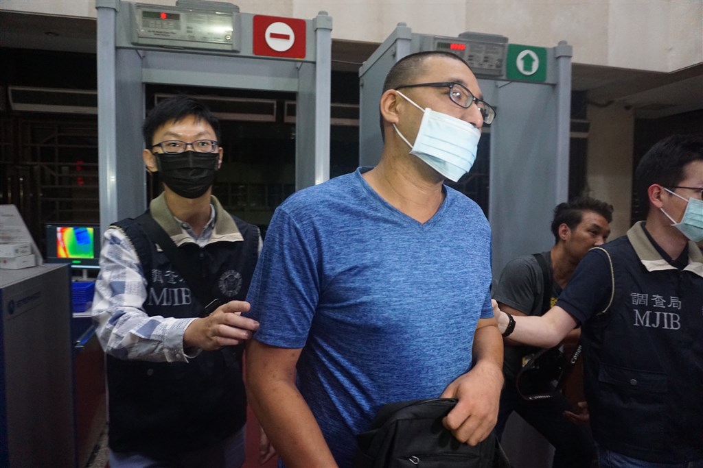 檢調接獲通報,原後備指揮部李姓中校派駐口罩工廠時,涉嫌與張姓上士(中)合謀,竊取醫用口罩,數量超過6000個。台北地檢署10日指揮調查局北機站展開搜索行動,並約談李姓中校及涉案張姓上士說明。中央社記者林長順攝 109年8月11日