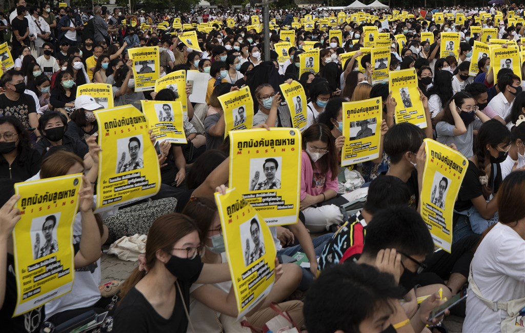 3000多名泰國學生10日聚集在法政大學的蘭實校區,重生解散國會、終止騷擾異議人士、修憲3大訴求,隨後有學生代表在台上念出10點聲明,要求改革王室。圖為學生抗議者舉著失蹤的異議人士萬查勒(Wanchalearm Satsaksit)海報。(美聯社)