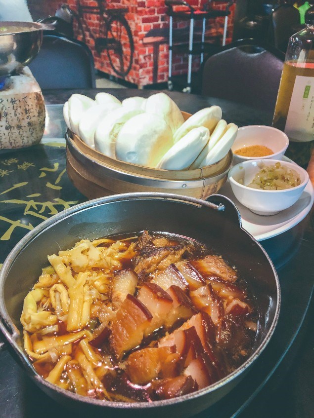 「彭城堂」布置充滿懷舊趣味,古早味封肉刈包、豬油拌飯、剉冰等料理,讓人倍感溫馨。(圖取自米其林指南網頁guide.michelin.com)