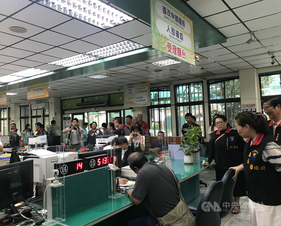 花蓮市戶政事務所11日啟用「首次申請護照親辦一站式服務」,開放民眾就近申辦新護照及自動通關作業,領照還可直接寄送到家。花蓮縣長徐榛蔚(前右)前往視察。中央社記者張祈攝 109年8月11日