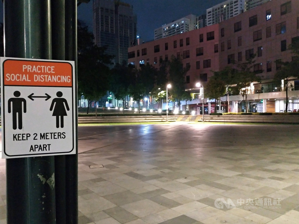 受疫情影響,大馬尼拉地區波尼法西奧堡環球城(BGC)商業區一處廣場2日入夜後空蕩蕩,不見民眾外出活動。中央社記者陳妍君馬尼拉攝 109年8月12日