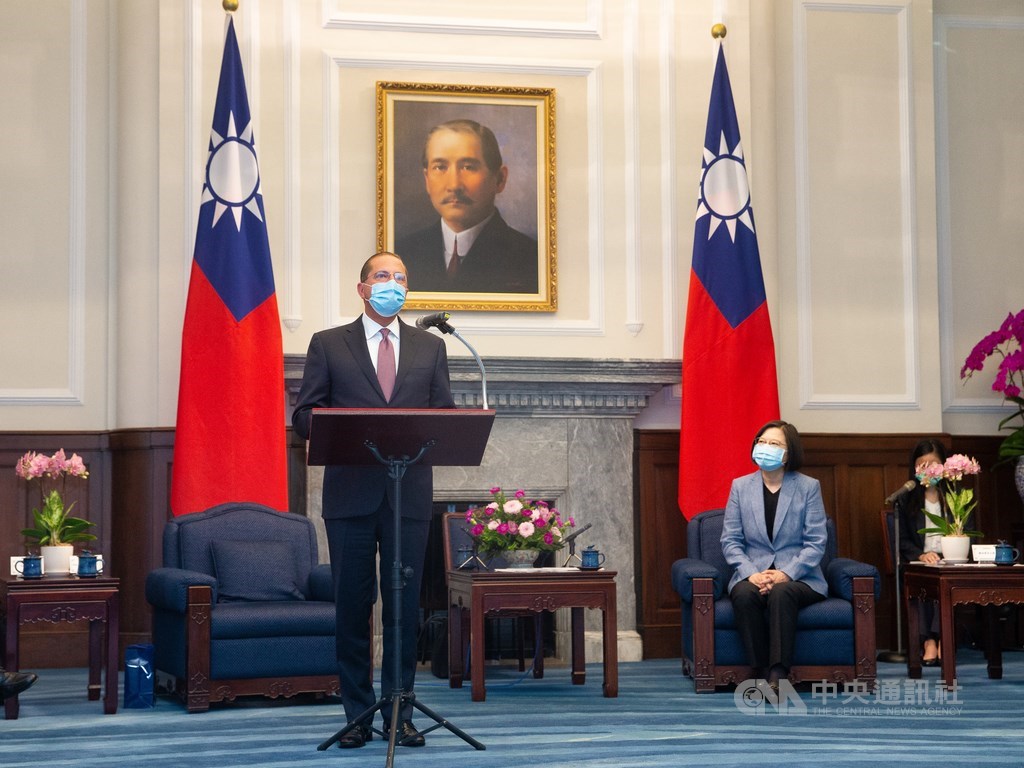 總統蔡英文(右)10日接見美國衛生部長艾薩(Alex Azar)(左),艾薩表示,這次台灣防疫成就堪稱是全球最成功的表率之一,彰顯台灣社會與文化中的透明公開與民主本質的價值所在,並指出此行要傳達美國總統川普(Donald Trump)對台灣的強力友誼和支持。中央社記者謝佳璋攝 109年8月10日