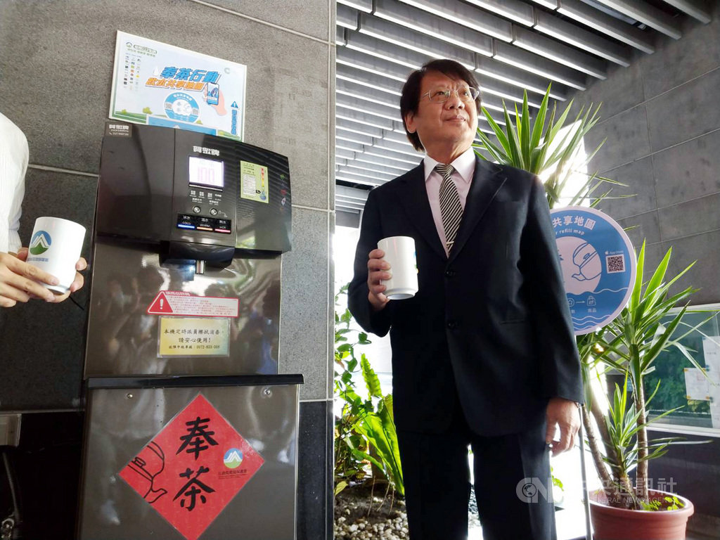 行政院環境保護署12日舉辦「奉茶行動-飲水地圖」記者會,環保署副署長蔡鴻德(圖)表示,台灣1年瓶裝水用掉10億瓶,排起來可以繞地球5.7圈,如能減少使用就能減少能源消耗、減少排碳。中央社記者張雄風攝 109年8月12日