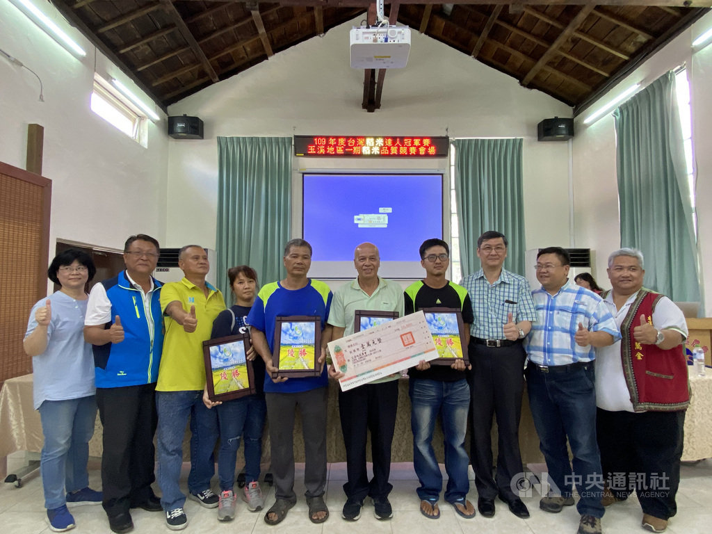 花蓮玉溪地區農會12日在推廣教育中心舉辦109年一期台灣稻米達人鄉鎮冠軍賽暨頒獎活動,獲獎農友與專家評審合照。中央社記者李先鳳攝 109年8月12日
