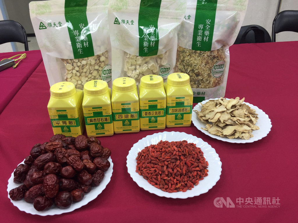 中華民國中醫師公會全國聯合會理事長柯富揚12日在記者會上強調,近日民眾重金屬中毒事件為個案,造成民眾產生疑慮,也讓全國中醫醫療院所看診人數平均減少2成,應該要還8000名中醫師清白,因為不論使用健保科學中藥、中藥材,都是政府核准使用。中央社記者楊淑閔攝 109年8月12日