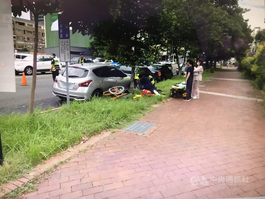 台中市警方12日表示,74歲林姓男子推著坐輪椅的妻子在馬路邊等待,突遭1名女駕駛撞飛,兩人送醫後,妻子傷重不治,林男仍在搶救中。(民眾提供)中央社記者郝雪卿傳真 109年8月12日