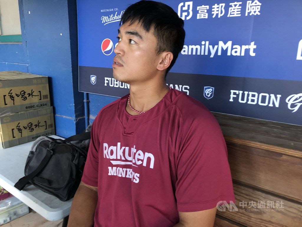 中職樂天桃猿隊野手朱育賢9日完成個人中職生涯百轟,他12日受訪笑說,球迷和工作人都等很久了,百轟紀念板上的達成日期,從日期一路換到月份,「很開心可以打出來,比較可惜的是沒能在主場完成,接下來朝下一個里程碑邁進,也希望大家同心協力幫樂天拿下總冠軍」。中央社記者謝靜雯攝 109年8月12日