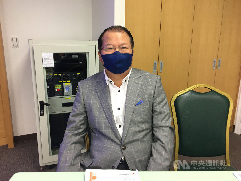 看準防疫商機,廣越研發新增個人防護設備(PPE)產品,包含口罩、防護衣、手術衣等,廣越總經理吳朝筆配戴自家口罩產品出席法人說明會。中央社記者蔡芃敏攝 109年8月12日