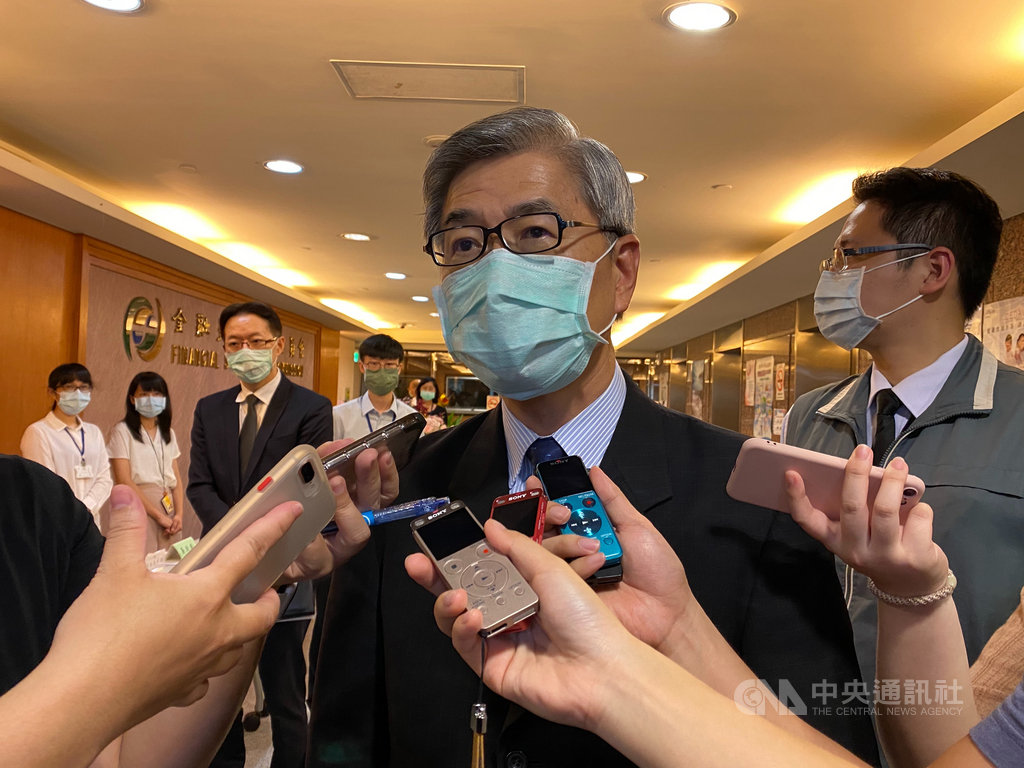 台新金11日宣布買下保德信人壽,外界關注金管會對此併購案是否有新的審查要點,主委黃天牧12日受訪表示,平常心看待,不會為個案創造新規,保險局與銀行局會密切合作。中央社記者劉姵呈攝 109年8月12日