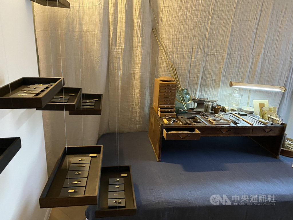 「13個房間創作藝術節:看不見的城市」13日起正式展開,將飯店客房化身藝展空間,例如在「小手路工具店」展區,創作者把各行各業的工具一一陳列,有牙醫在使用的牙鏡與麻醉針,廚師要用的不同尺寸、用途的刀,也有考古學家用的考古鏟等。中央社記者余曉涵攝 109年8月12日
