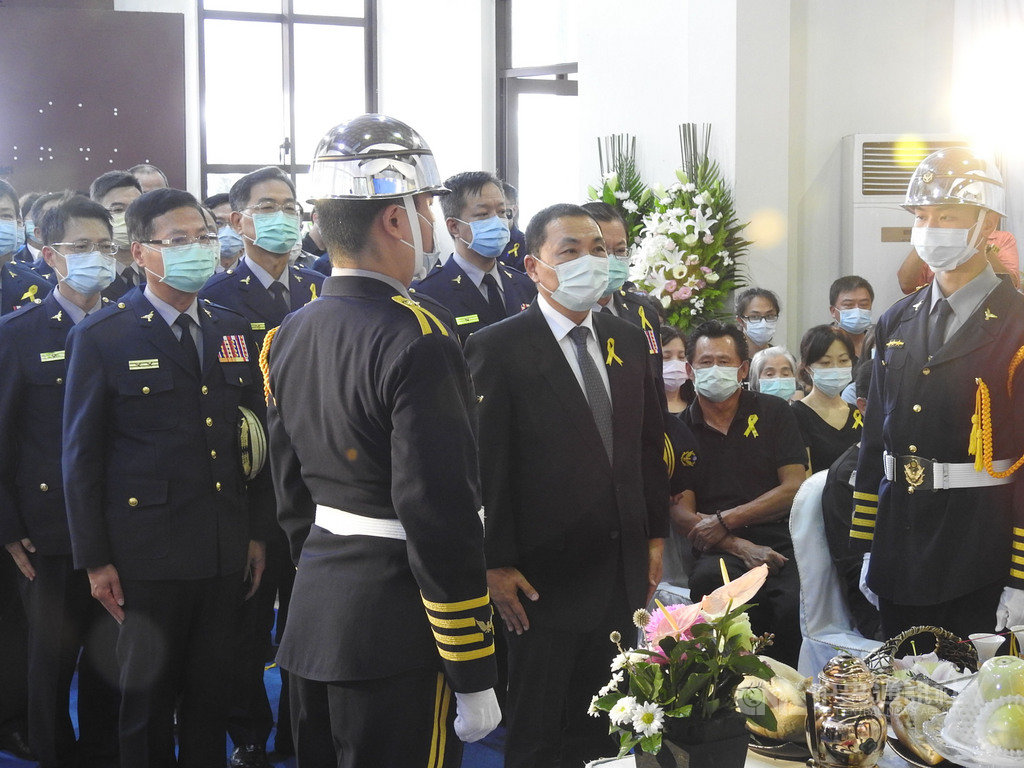 新北市樹林警分局警員楊庭豪殉職後器捐遺愛人間,公祭12日下午舉行,新北市長侯友宜(前中)率市警局主管等到場致祭。中央社記者王鴻國攝 109年8月12日