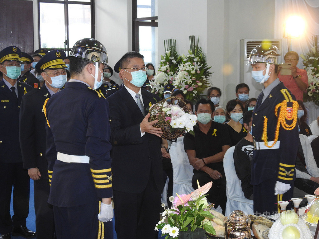 新北市樹林警分局警員楊庭豪殉職後器捐遺愛人間,公祭12日下午舉行,內政部長徐國勇(前中)率警政高層到場致祭,場面哀榮。中央社記者王鴻國攝 109年8月12日
