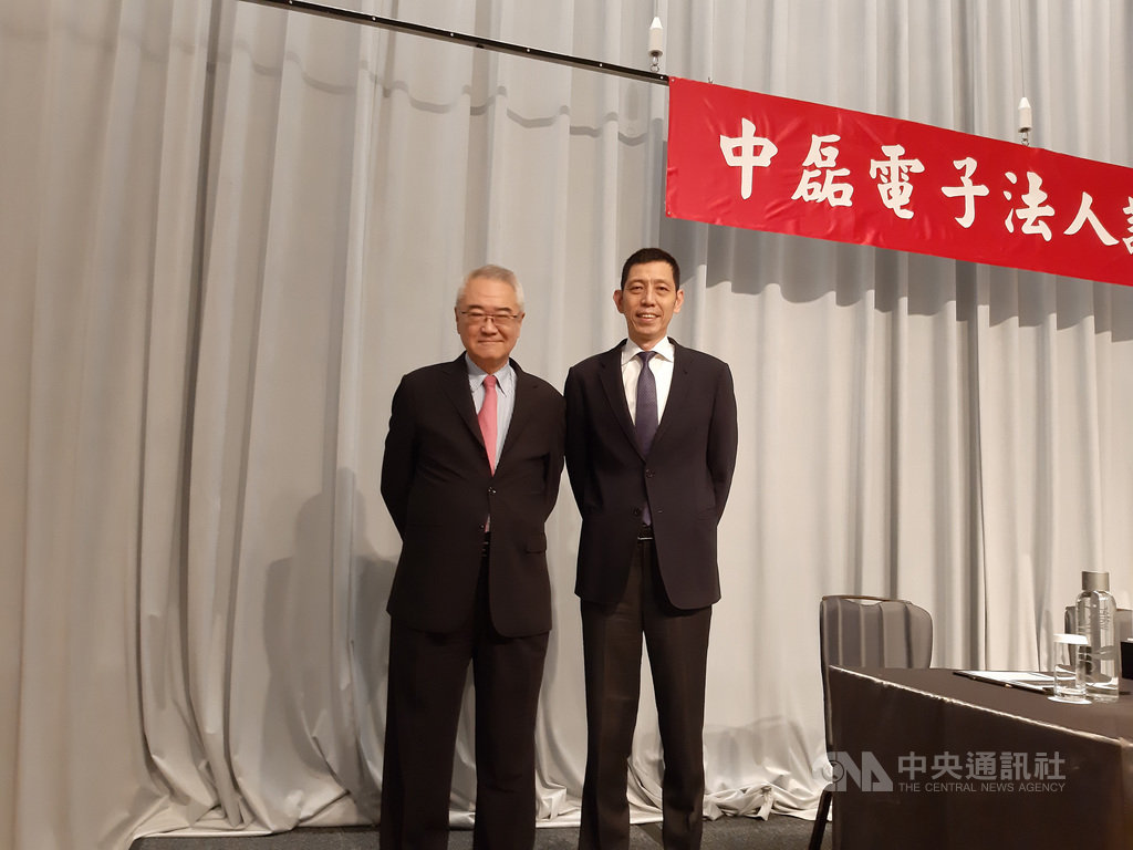 電信寬頻設備廠中磊電子董事長王伯元(左)12日在法人說明會表示,今年是挑戰的一年,疫情改變全球經濟活動,對網通產業而言卻帶來了契機;總經理王煒(右)指出,下半年市場展望審慎樂觀。中央社記者潘智義攝 109年8月12日