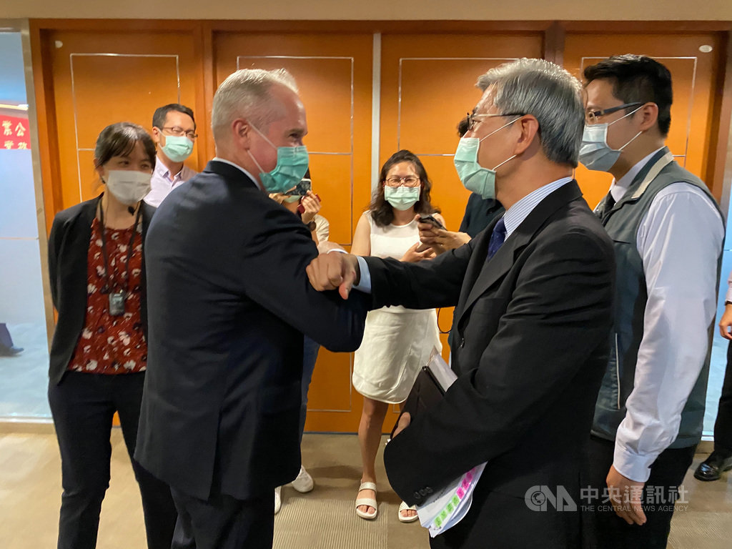 保德信人壽將賣給台新金,金管會主委黃天牧(前右)12日公開肯定總經理麥尚恩(前左)仍堅守崗位,相當敬業。中央社記者劉姵呈攝 109年8月12日