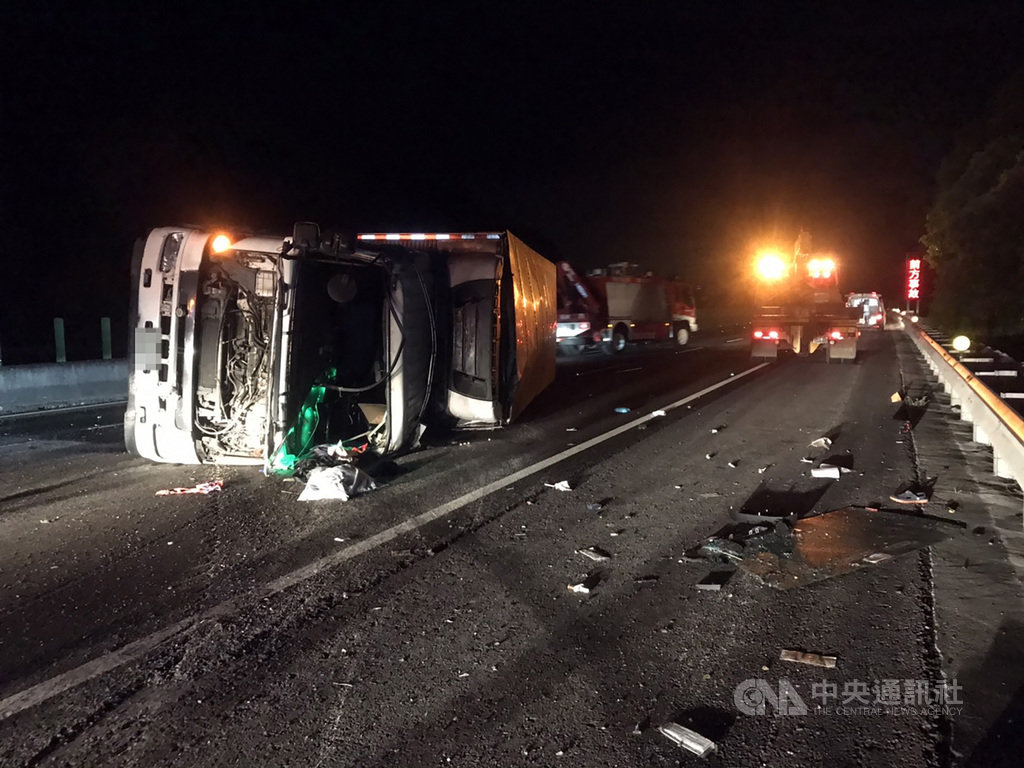 苗栗縣消防局第四大隊12日指出,晚間8時30分許獲報在國道3號北上146.3公里處發生車禍,抵達現場後發現一輛大貨車翻覆,男性駕駛受傷但意識清楚,但副駕駛座女性疑遭甩出車外,明顯死亡。(苗栗縣消防局提供)中央社記者管瑞平傳真 109年8月12日