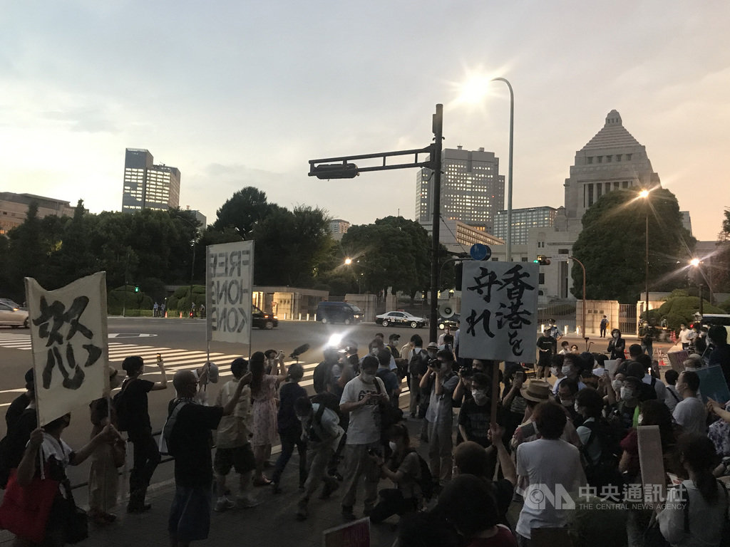 在日港人12日晚上發起「撐香港」集會,宣讀載有6大訴求的聲明,籲日本政府協助香港人避免遭政治迫害。中央社記者楊明珠東京攝 109年8月12日