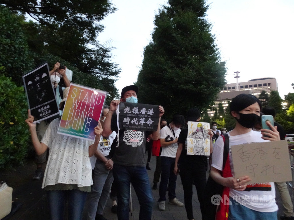 香港警察日前依港區國安法逮捕民主運動人士周庭等人引起高度關注。12日在日港人在日本國會前集會,籲日本政府向歐美及台灣看齊,幫助港人。中央社記者楊明珠東京攝 109年8月12日