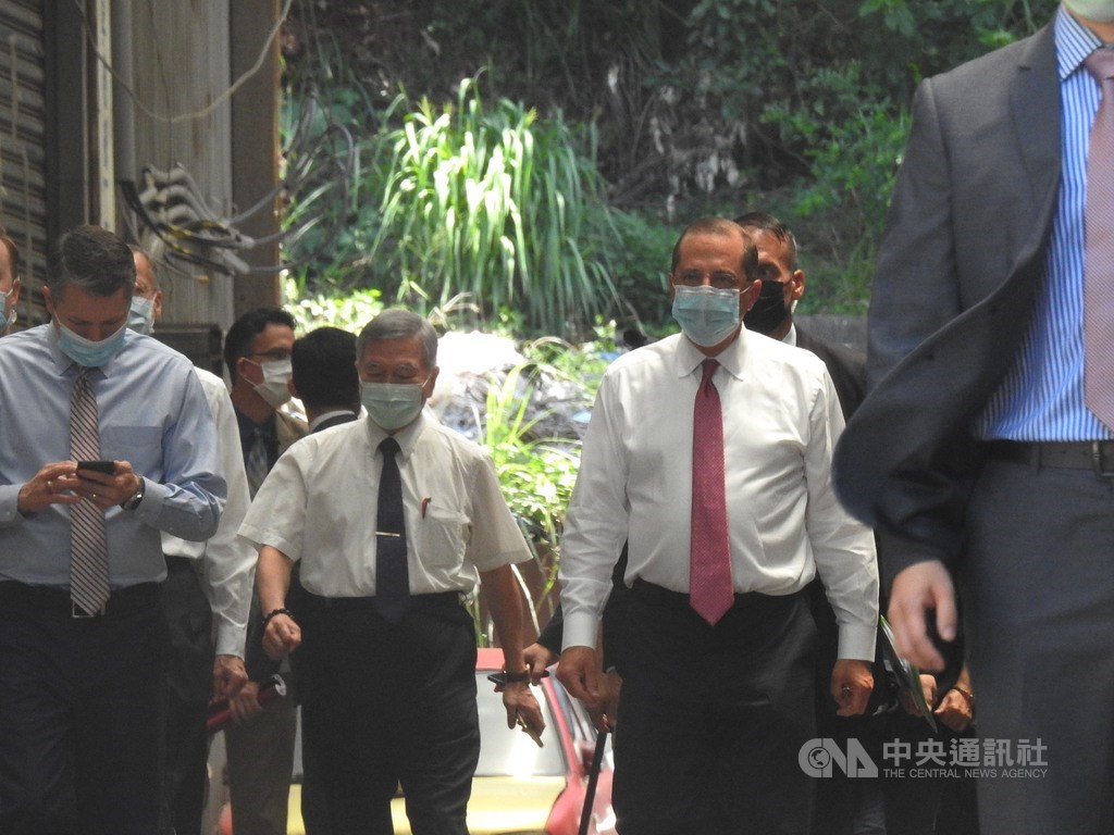 美國衛生部長艾薩(Alex Azar)(右2)12日上午在行政院副院長沈榮津(左2)陪同下,參訪「口罩國家隊」的長宏機械公司。中央社記者王鴻國攝 109年8月12日