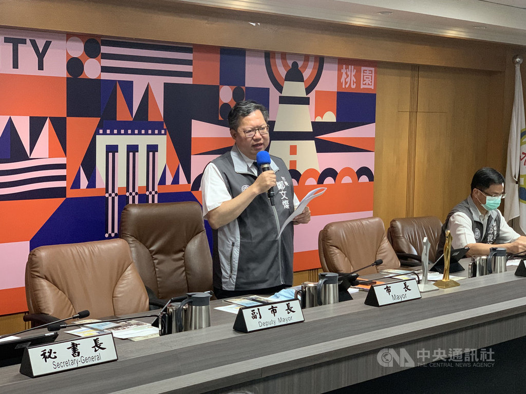 桃園市長鄭文燦(左)12日主持市政會議,聽取桃園市政府捷運工程局專題報告後表示,台鐵平鎮臨時站建設計畫在3日獲行政院核定,預計2022年5月開工、2026年5月啟用。中央社記者葉臻攝 109年8月12日