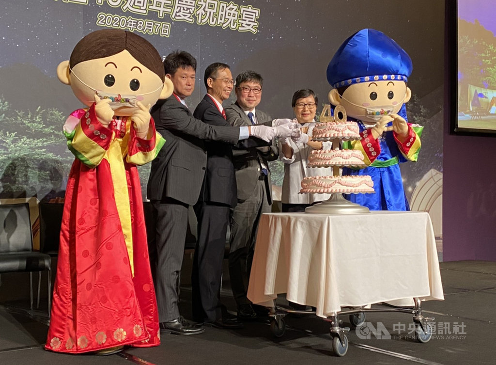 韓國觀光公社台北支社邁入40週年,台北支社長全東炫(右2)、台灣觀光協會長葉菊蘭(右)等人12日共同切蛋糕慶祝。中央社記者余曉涵攝 109年8月12日