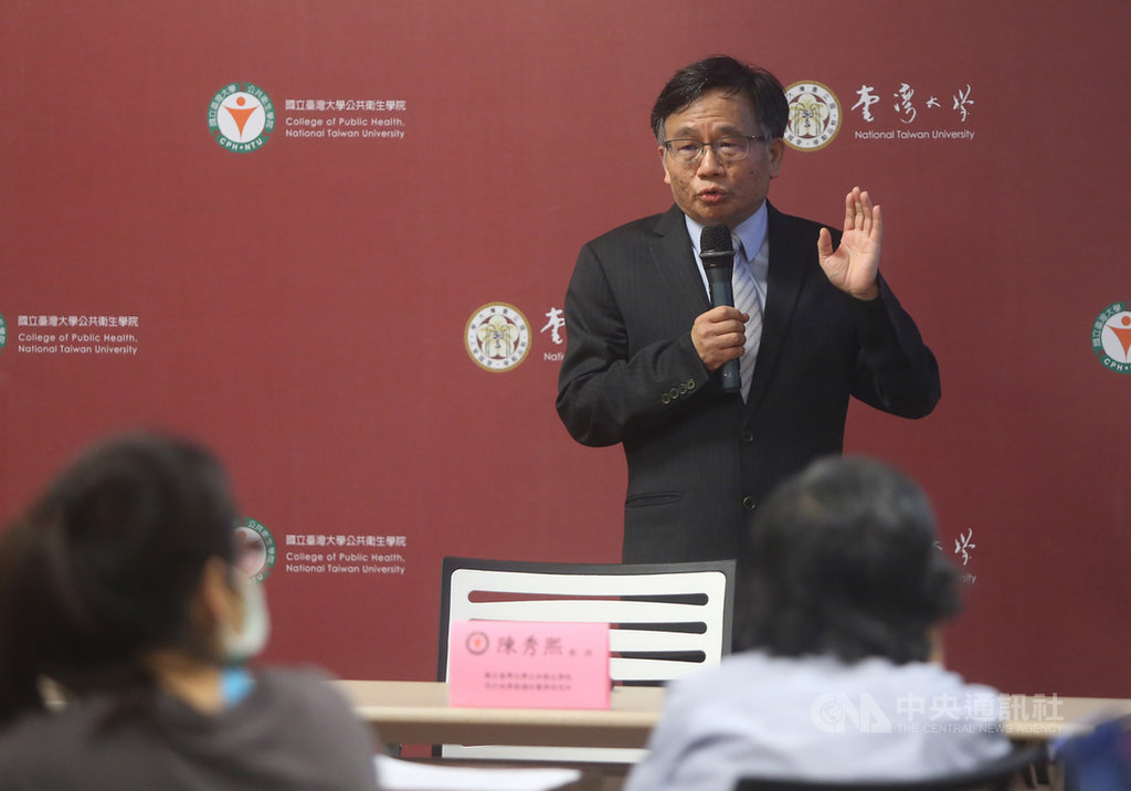 台灣大學公共衛生學院12日舉行抗COVID-19「入境旅客是否應全面篩檢?」記者會,台大公衛學院教授陳秀熙認為應分層風險管理,針對高風險國家入境旅客做全面篩檢,且搭配居家檢疫。中央社記者鄭傑文攝 109年8月12日