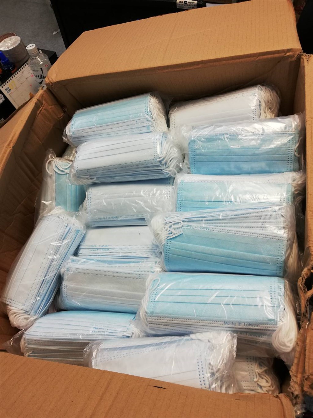 財政部關務署表示,繼10日查獲7350片偽裝台灣製造(MIT)口罩後,11日再查獲13萬2781片,創單日查獲量新高。(圖取自財政部關務署網頁web.customs.gov.tw)