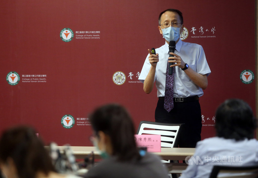 入境旅客是否普篩引起各界討論,台大公衛教授方啓泰(立者)12日在記者會中表示,目前檢驗技術侷限,落實居家檢疫及戴口罩才是防疫重點。中央社記者鄭傑文攝 109年8月12日