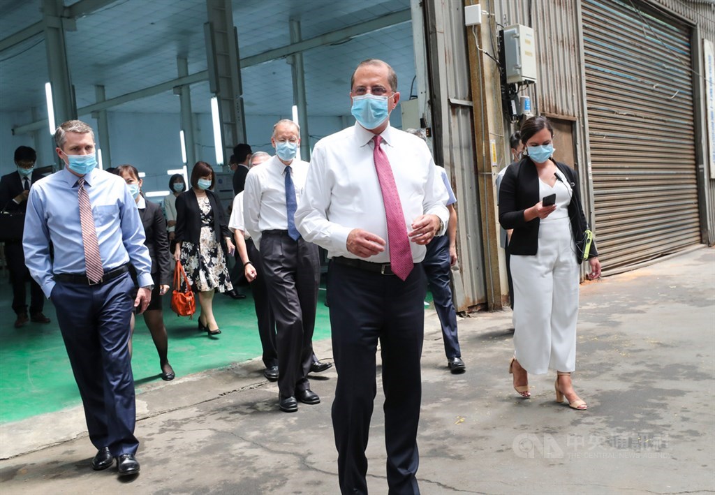 美國衛生部長艾薩12日下午約1時40分搭乘專機離台,結束自9日下午開始的訪台行程。圖為艾薩(前)12日上午至新北市五股參訪「口罩國家隊」長宏機械公司。中央社記者裴禛攝 109年8月12日