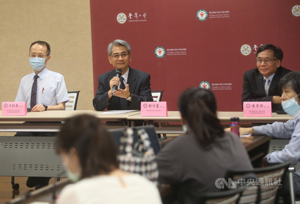 台灣大學公共衛生學院12日舉行抗COVID-19「入境旅客是否應全面篩檢?」記者會,院長鄭守夏(後中)與教授方啟泰(後左)、陳秀熙(後右)出席發表看法,會中參與的學者對於是否要全面普篩一事,看法不同。中央社記者鄭傑文攝 109年8月12日