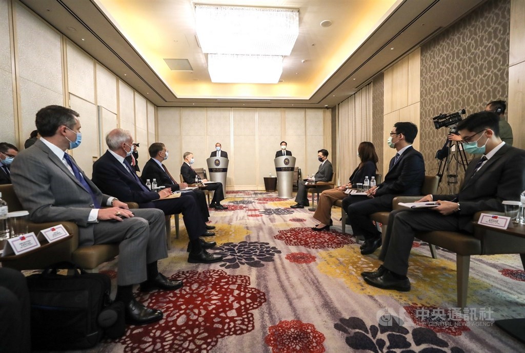 美國衛生部長艾薩(Alex Azar)(後左)訪台,11日率訪問團一行至台北美福飯店,與外交部長吳釗燮(後右)會面。中央社記者裴禛攝 109年8月11日