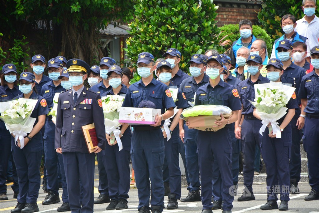 新北市21歲警員楊庭豪值勤發生車禍腦死器捐,5日移靈分局前,同仁列隊送行道別。中央社記者黃旭昇新北攝 109年8月5日