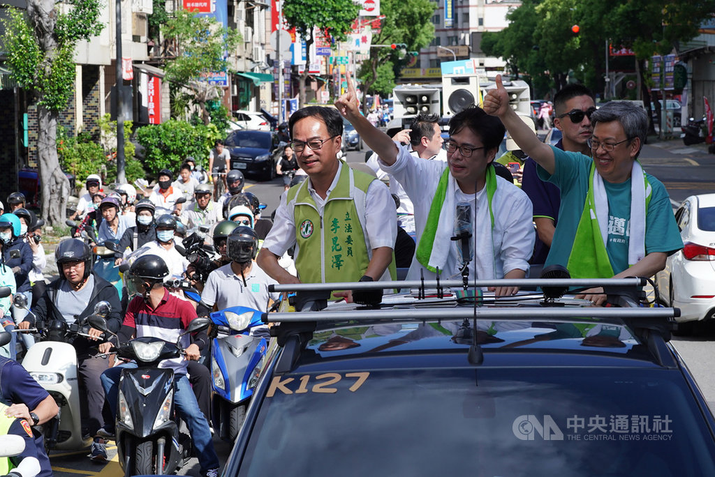 高雄市長補選進入最後衝刺階段,前副總統陳建仁(前右)、民進黨籍立委李昆澤(前左)12日下午陪同民進黨籍候選人陳其邁(前中)到三民區進行車隊掃街,爭取選民支持。中央社記者董俊志攝 109年8月12日