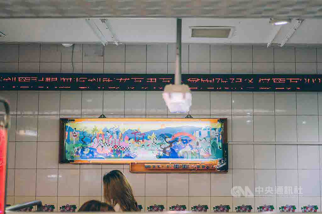 全台首創在飯店客房舉辦的跨領域「13個房間創作藝術節」,今年延伸到飯店鄰近店家,插畫家倪瑞宏與詹記麻辣火鍋敦南店合作,創作「火鍋店泡仙女」。(13個房間創作藝術節提供)中央社記者鄭景雯傳真 109年8月12日