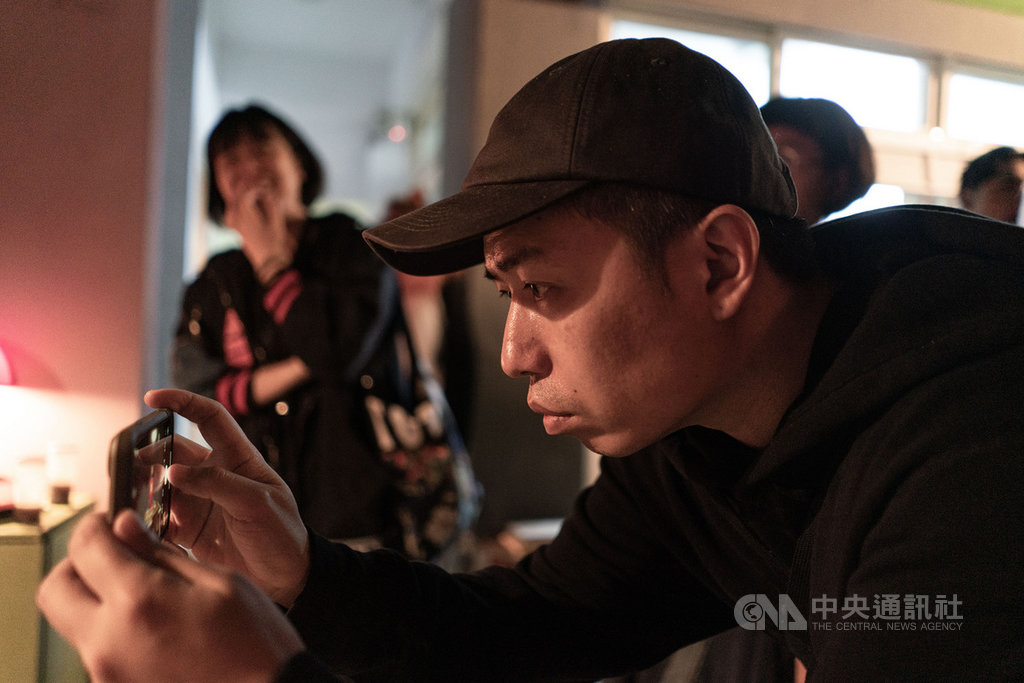 電影「怪胎」由新銳導演廖明毅(前)執導,為亞洲首部以iPhone拍攝的長片,在國內外影展也備受青睞,廖明毅受訪時也不諱言:「我想做個比較自我的片子。」(牽猴子整合行銷提供)中央社記者王心妤傳真 109年8月12日
