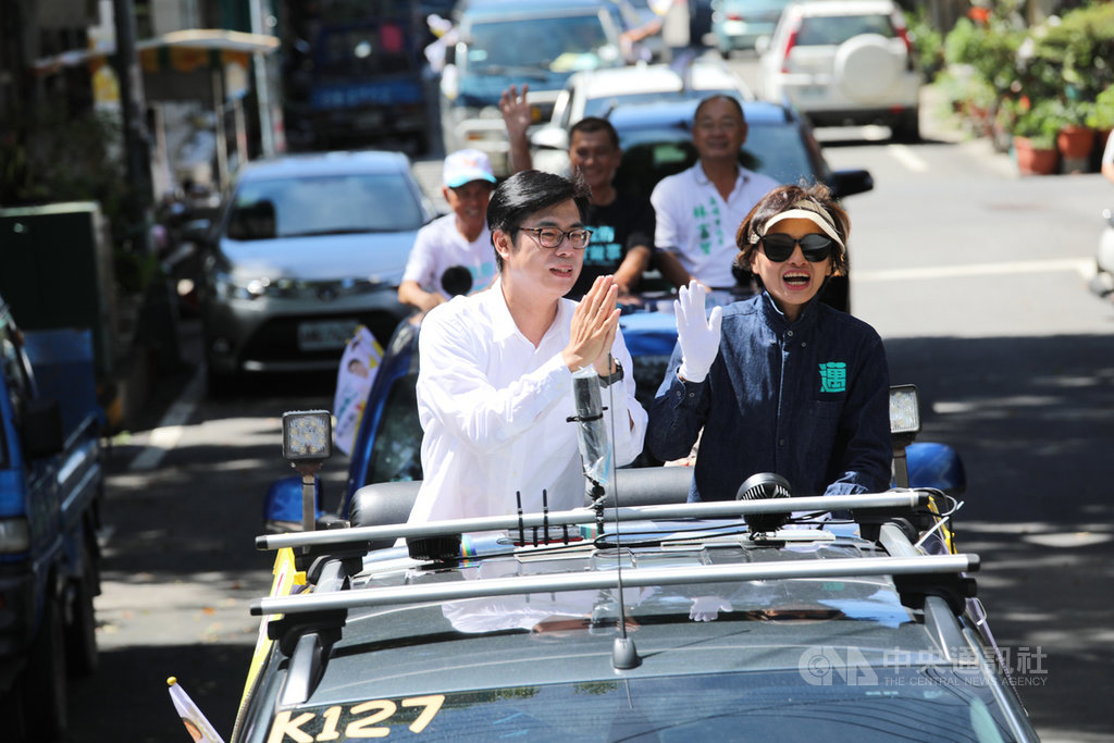 民進黨高雄市長補選候選人陳其邁(前左)12日前往甲仙、杉林進行車隊掃街拜票,爭取選民支持。(陳其邁競選團隊提供)中央社記者侯文婷傳真 109年8月12日