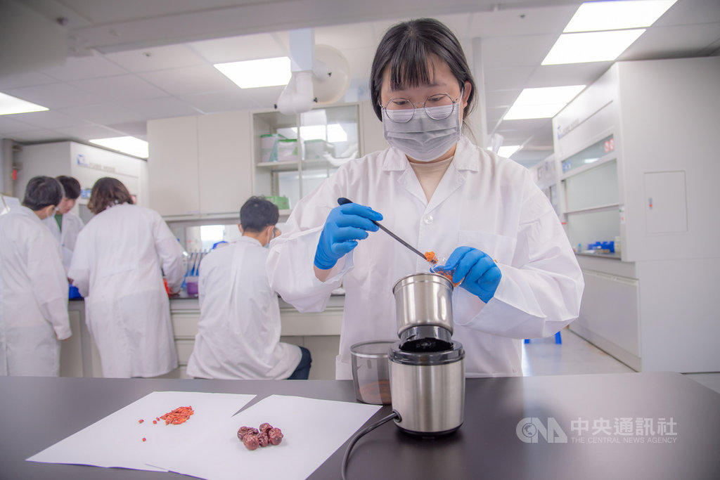 嘉南藥理大學食品藥物暨化妝品實驗室近日接獲不少民眾詢問能否代為檢測中藥材,校方決定開放中藥材重金屬代檢服務。(嘉南藥理大學提供)中央社記者楊思瑞台南傳真 109年8月12日
